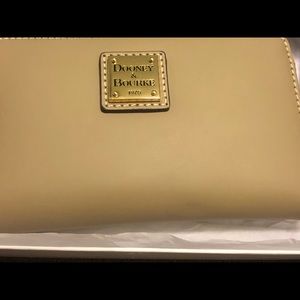 SOLD❤️NWT Dooney & Bourke Beacon ZIP Around